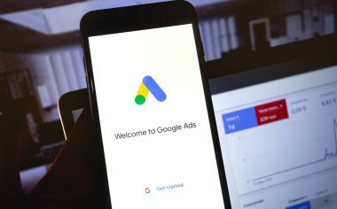 Ekran akıllı telefonunda defter arkaplanı yakın planda olan Google reklamları uygulaması. Reklamlar, temelde Google 'dan gelen bir arama reklamları servisidir. Moskova, Rusya - 21 Ekim 2019
