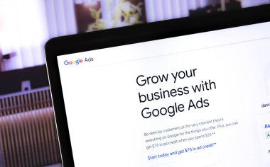 Google Reklamları ekran defterindeki sayfayı başlatır. Reklamlar, temelde Google 'dan gelen bir arama reklamları servisidir. Moskova, Rusya - 22 Ekim 2019