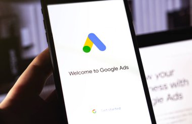 Google Reklamları ekrandaki akıllı telefon ve defter arkaplanındaki sayfayı kapatır. Reklamlar, temelde Google 'dan gelen bir arama reklamları servisidir. Moskova, Rusya - 21 Ekim 2019