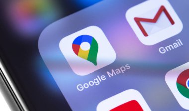 Ekran akıllı telefonundaki Google Maps simge uygulaması yakın plan. Google dünyadaki en büyük internet arama motorudur. Moskova, Rusya - 21 Ocak 2020