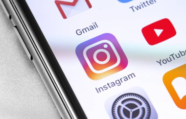 Ekran akıllı telefonunda yakın plan Instagram simgesi ve mobil uygulamalar. Instagram akıllı telefonlar için fotoğraf paylaşım uygulamasıdır. Moskova, Rusya - 19 Eylül 2019