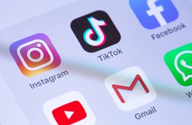 Instagram, TikTok simgesi ve akıllı telefondaki popüler mobil uygulamalar. Instagram akıllı telefonlar için fotoğraf paylaşım uygulamasıdır. Moskova, Rusya - 19 Eylül 2019