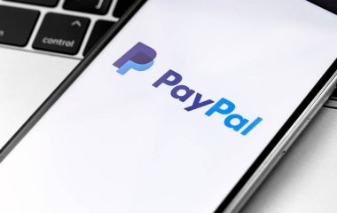 Akıllı telefondaki PayPal sembolü. Paypal internet tabanlı dijital para transferi servisidir. Moskova, Rusya - 20 Mayıs 2019