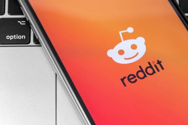 Ekran akıllı telefonundaki Reddit logosu. Reddit - Sosyal Haber Sitesi. Moskova, Rusya - 15 Kasım 2019