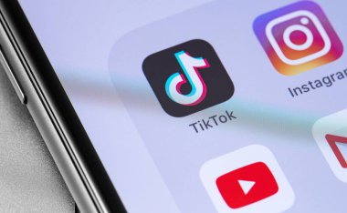 Ekran akıllı telefonundaki TikTok simgesi ve popüler mobil uygulamalar. TikTok video yaratmak ve paylaşmak için bir uygulamadır. Moskova, Rusya - 19 Eylül 2019