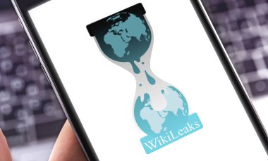 Ekran akıllı telefonunda WikiLeaks logosu. WikiLeaks, gizli bilgileri yayınlayan kar amacı gütmeyen uluslararası bir örgüt. Moskova, Rusya - 23 Eylül 201