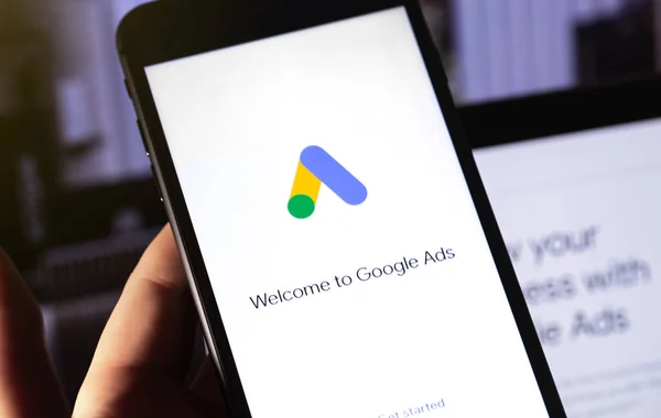 Google Ads Page Démarrage Sur Smartphone Écran Avec Fond Portable — Photo