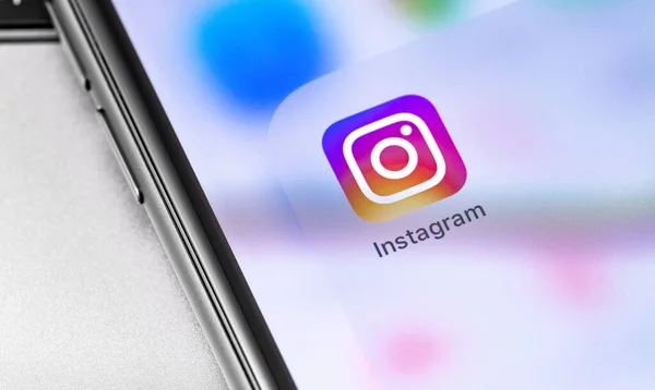 Ekran akıllı telefonunda yakın plan Instagram simgeleri mobil uygulaması. Instagram akıllı telefonlar için fotoğraf paylaşım uygulamasıdır. Moskova, Rusya - 18 Eylül 2019