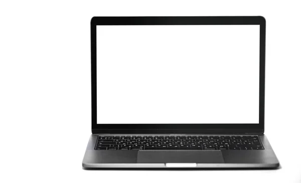 白い背景に白い空白の画面を表示するノートパソコン — ストック写真