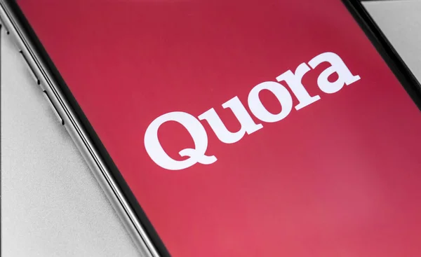 Aplicação Quora Exibida Smartphone Quora Serviço Compartilhamento Conhecimentos Sociais Moscou — Fotografia de Stock