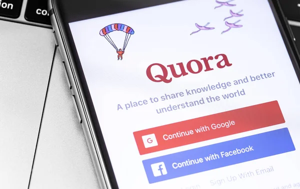 Aplicativo Móvel Quora Exibido Encerramento Smartphone Quora Serviço Compartilhamento Conhecimentos — Fotografia de Stock