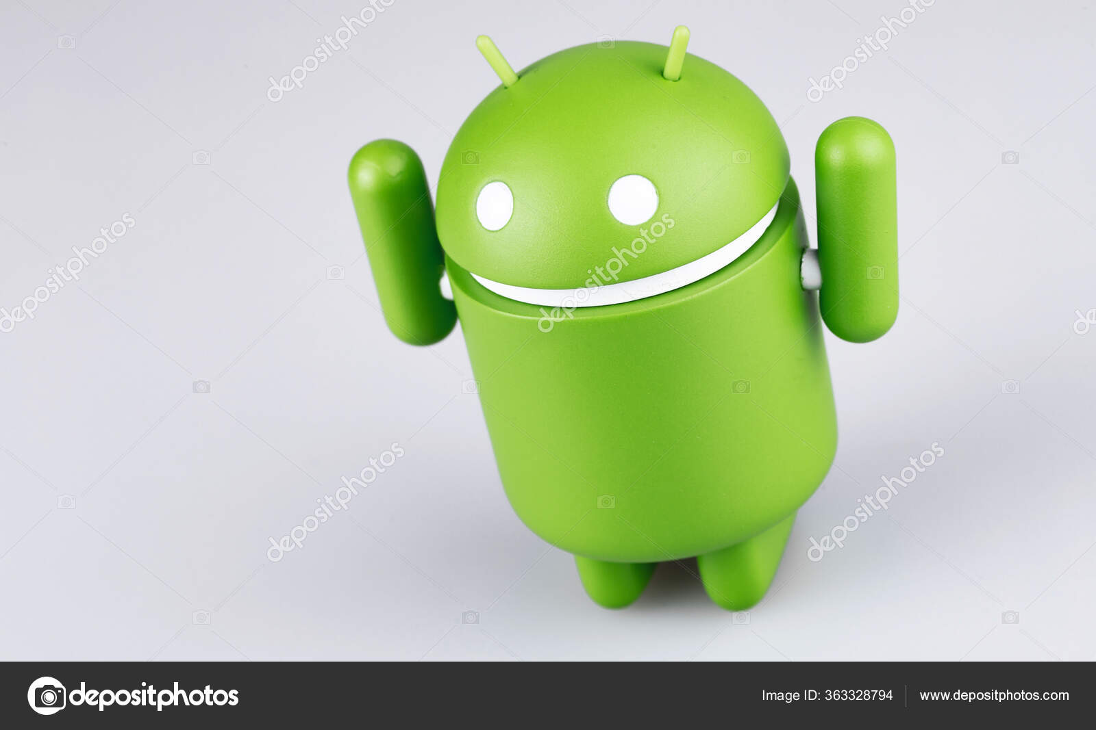 谷歌android图形举手表决灰色背景谷歌android是智能手机平板电脑电子书和其他设备的操作系统俄罗斯莫斯科19年3月19日 图库社论照片 C Primakov