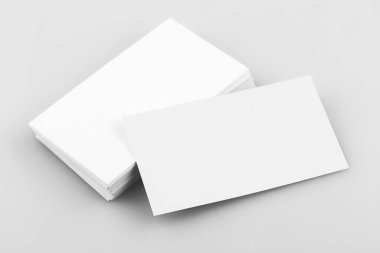 Gri arkaplan üzerindeki kartvizit şablonu izole edildi