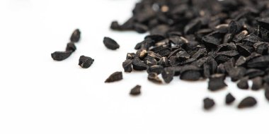 Kimyon siyah tohumlar, karanfil yakın plan beyaz arka plan, makro