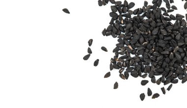 Kimyon siyah tohumlar, karanfil beyaz arka planda izole, yakın plan