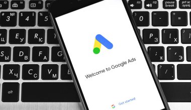 Ekran iPhone 'unda Google Ads (AdWords) logosu, klavye kapatma arkaplanı. Reklamlar, temelde Google 'dan gelen bir arama reklamları servisidir. Moskova, Rusya - 19 Aralık 2019