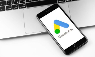 Google Ads (AdWords) iPhone ekranında sayfayı başlatır, defter kapatma arkaplanı. Reklamlar, temelde Google 'dan gelen bir arama reklamları servisidir. Moskova, Rusya - 19 Aralık 2019