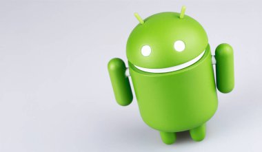 Gri arkaplanda Google Android figürü. Google Android akıllı telefonlar, tablet bilgisayarlar, e-kitaplar, oyun konsolları ve diğer cihazlar için bir işletim sistemidir. Moskova, Rusya - 19 Mart 2019