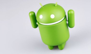 Google Android figürü gri arka planda ellerini kaldırdı. Google Android akıllı telefonlar, tablet bilgisayarlar, e-kitaplar ve diğer cihazlar için bir işletim sistemidir. Moskova, Rusya - 19 Mart 2019