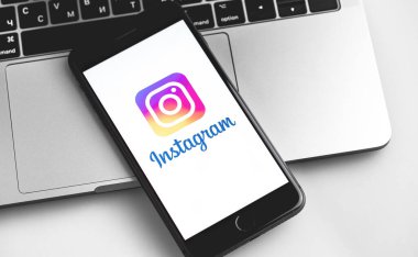 Akıllı telefondaki Instagram logo uygulaması ve defteri kapat. Instagram akıllı telefonlar için fotoğraf paylaşım uygulamasıdır. Moskova, Rusya - 19 Aralık 2019