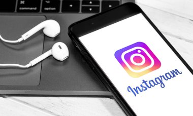 Akıllı telefon ve not defterindeki Instagram logosu. Instagram akıllı telefonlar için fotoğraf paylaşım uygulamasıdır. Moskova, Rusya - 23 Aralık 2019