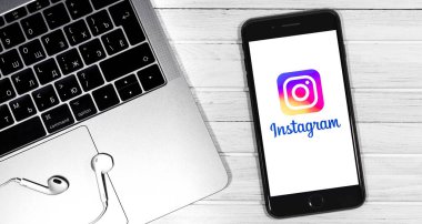 Akıllı telefon ve not defterindeki Instagram logosu. Sosyal medya. Instagram akıllı telefonlar için fotoğraf paylaşım uygulamasıdır. Moskova, Rusya - 23 Aralık 2019