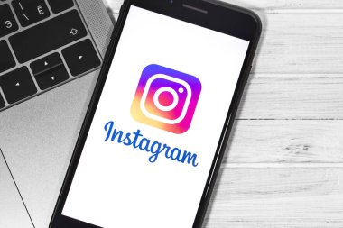 Akıllı telefondaki Instagram logosu ve defteri kapat. Sosyal medya. Instagram akıllı telefonlar için fotoğraf paylaşım uygulamasıdır. Moskova, Rusya - 23 Aralık 2019