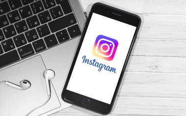 Ekran akıllı telefonunda Instagram logosu ve defter kapağı. Sosyal medya. Instagram akıllı telefonlar için fotoğraf paylaşım uygulamasıdır. Moskova, Rusya - 23 Aralık 2019