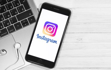 Ekran akıllı telefonundaki Instagram logosu, defteri kapat. Sosyal medya. Instagram akıllı telefonlar için fotoğraf paylaşım uygulamasıdır. Moskova, Rusya - 23 Aralık 2019
