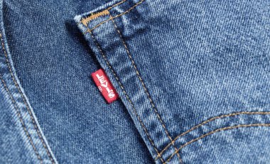 Kot pantolonda kırmızı etiket, kot pantolon deseninde. Levi Strauss bir Amerikan giyim şirketi. Moskova, Rusya - 23 Aralık 2019