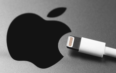 Apple cihazında yıldırım kabil ve Apple logosu. Apple Lightning Connector mobil cihazlar iPhone, iPad ve iPod 'ları bilgisayarlara bağlamak için kullanılır. Moskova, Rusya - 25 Kasım 2019