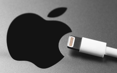 Apple cihazında yıldırım kabil ve Apple logosu. Apple Lightning Connector mobil cihazlar iPhone, iPad ve iPod 'ları bilgisayarlara bağlamak için kullanılır. Moskova, Rusya - 25 Kasım 2019