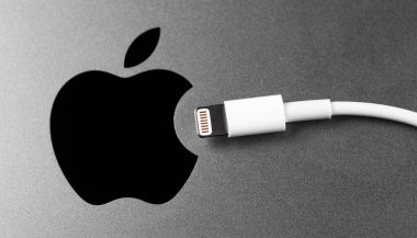 Apple cihazında Apple logosu olan bir yıldırım kabil. Apple Lightning Connector mobil cihazlar iPhone, iPad ve iPod 'ları bilgisayarlara bağlamak için kullanılır. Moskova, Rusya - 25 Kasım 2019