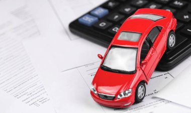 kırmızı araba ve hesap makinesi kağıt formuna yakın plan