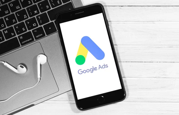 Google Ads Inicia Página Tela Iphone Macbook Closeup Anúncios Serviço — Fotografia de Stock