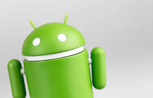 Google Android Figura Close Fundo Cinza Google Android Sistema Operacional — Fotografia de Stock
