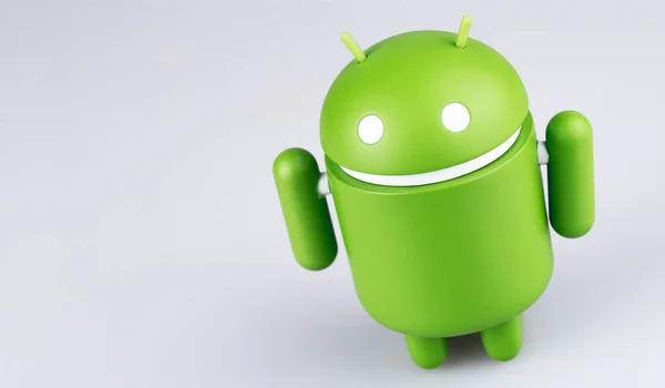 在灰色背景下的谷歌Android图形 谷歌Android是智能手机 平板电脑 电子书 游戏主机和其他设备的操作系统 俄罗斯莫斯科 2019年3月19日 — 图库照片