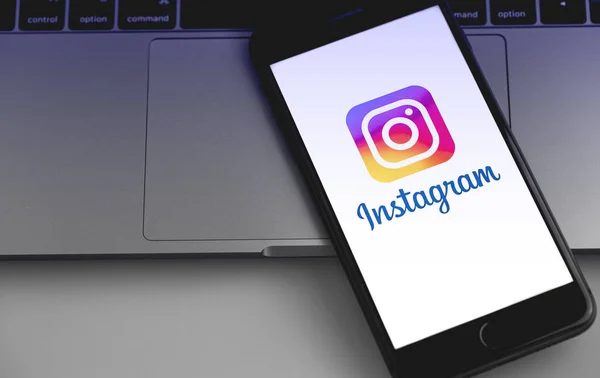 Aplicación Logotipo Instagrama Pantalla Smartphone Cuaderno Cierre Oscuridad Instagram Una — Foto de Stock