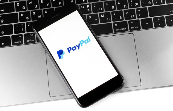 Paypal Alkalmazás Kijelzőn Iphone Macbook Közelkép Háttér Paypal Egy Internet — Stock Fotó