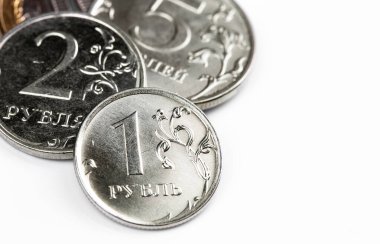 Rus parası, metal paralar ve beyaz arka planda bir ruble yakın plan, makro