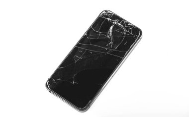 Zemine akıllı telefon düşüşü ve beyaz arka planda izole edilmiş kırık ekran hasarı