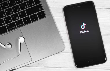 Akıllı telefondaki TikTok logosu, defteri kapat. TikTok video yaratmak ve paylaşmak için bir uygulamadır. Moskova, Rusya - 23 Aralık 2019