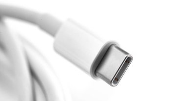 beyaz arkaplanda beyaz USB tip-C kablo yakın plan
