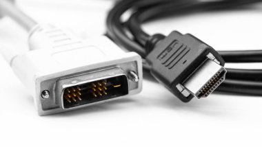 DVI ve HDMI eklentileri, beyaz arkaplanda kablolar, makro