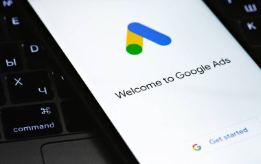 Ekran iPhone üzerinde Google Ads (AdWords) logosu, karanlıkta klavye defteri. Reklamlar, temelde Google 'dan gelen bir arama reklamları servisidir. Moskova, Rusya - 1 Nisan 2020