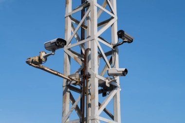 birçok cctv çelik direk ve mavi gökyüzü