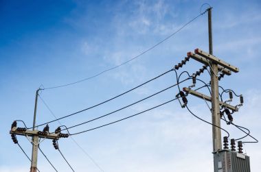 Elektrik yazı ve mavi gökyüzü