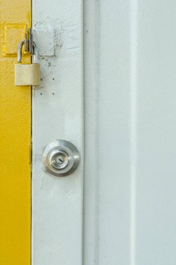 Kilit kapı beyaz arka plan