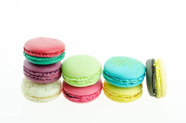 Macaron beyaz arka plan üzerinde çok renkli
