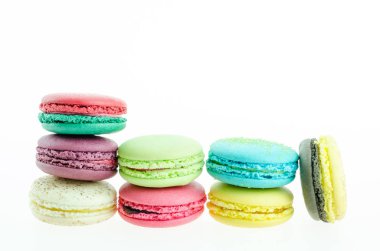 Macaron beyaz arka plan üzerinde çok renkli